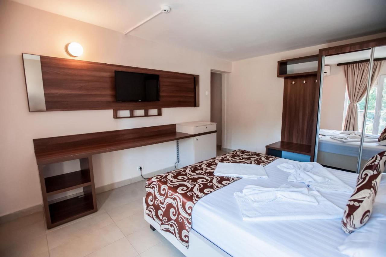 Jijo's Hotel 3*